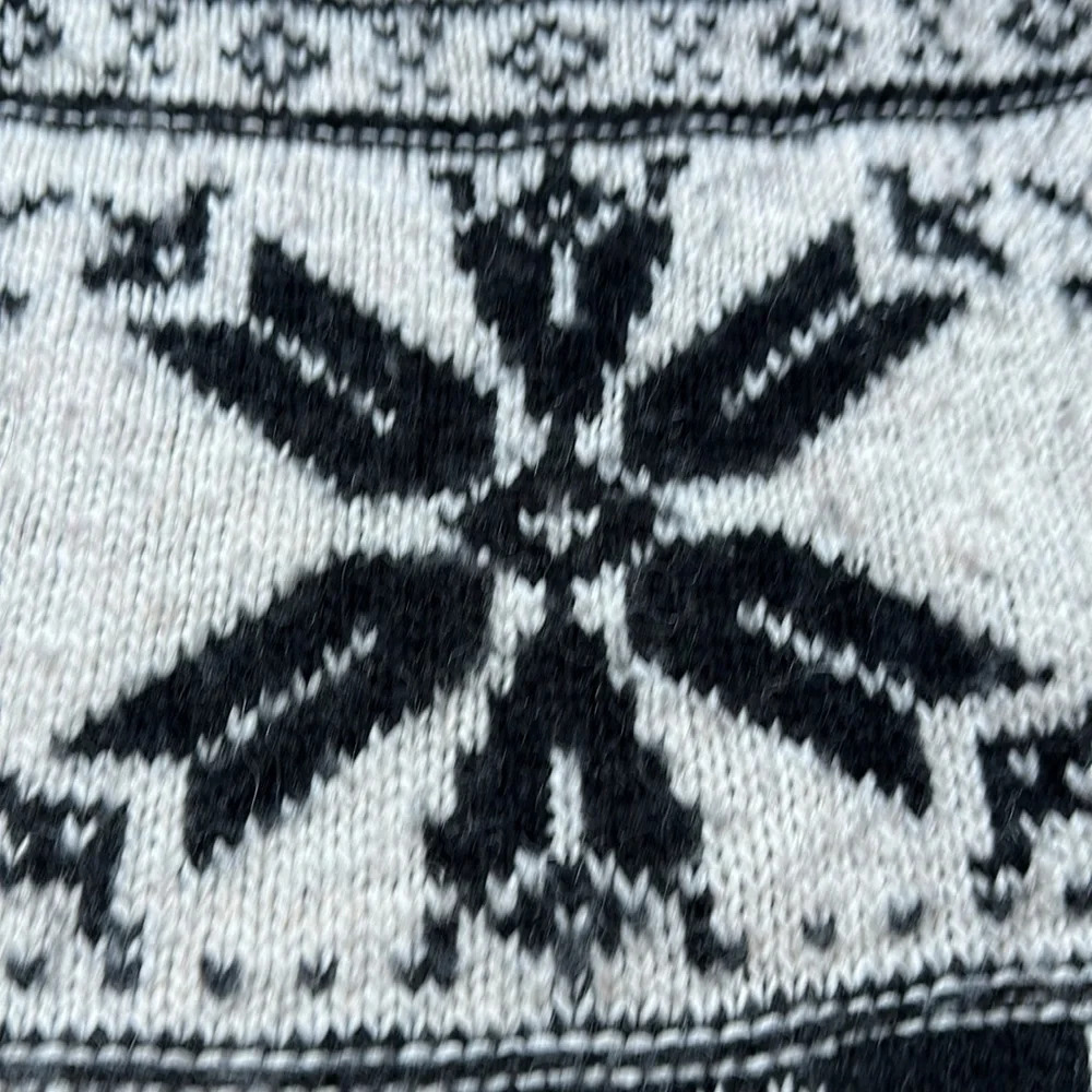 American Eagle Sweater Balck&White Ski Snowflakes Women Sz Med - Picture 8 of 8